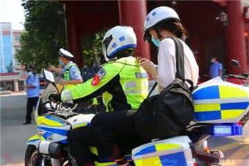 暖心！高考首日上午27名考生受到鄭州交警幫助